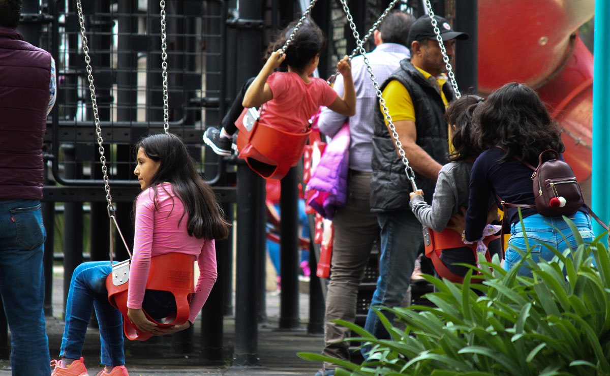 Niños jugando y disfrutando de sus vacaciones de megapuente de noviembre 2022