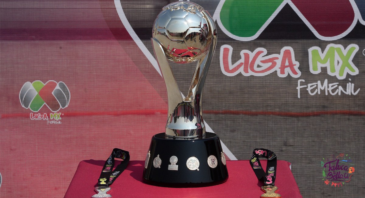 Exhibición del trofeo de la liga mx femenil
