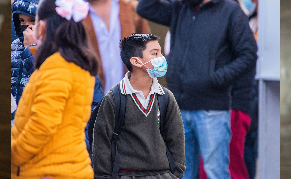 Niño saliendo de la escuela SEP