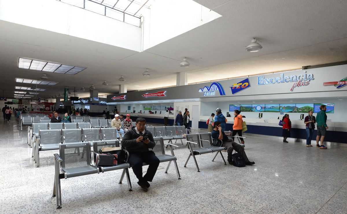 Gente acude a la terminal para irse de vacaciones