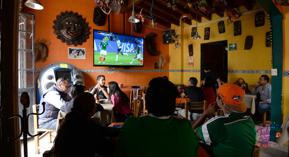 Personas viendo partido de la Selección Mexicana en restaurante