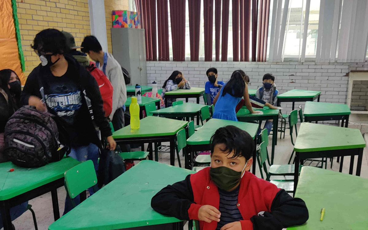 niños saliendo de salon de clases