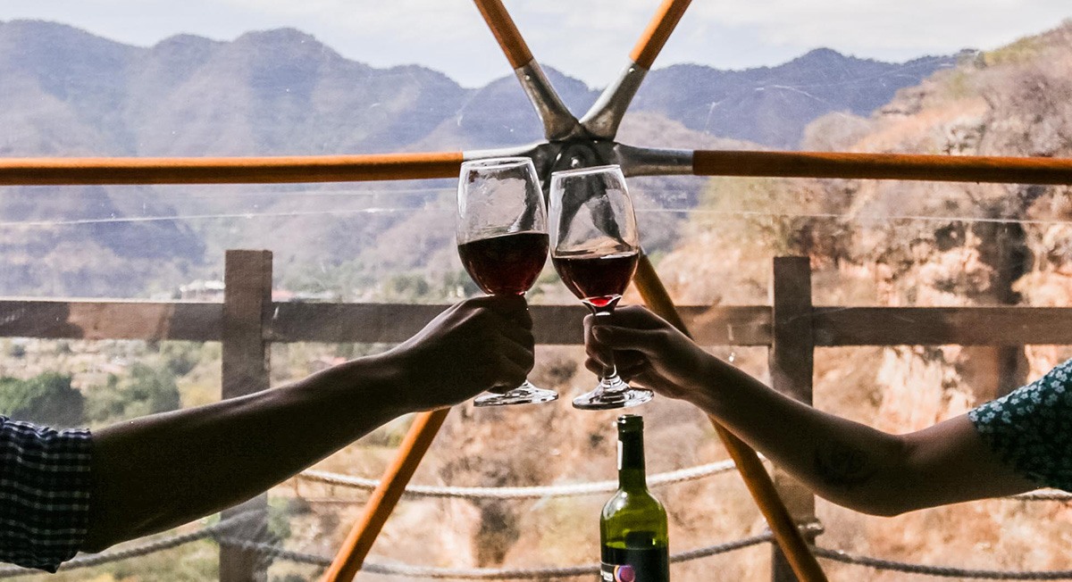 personas brindando con copas de vino