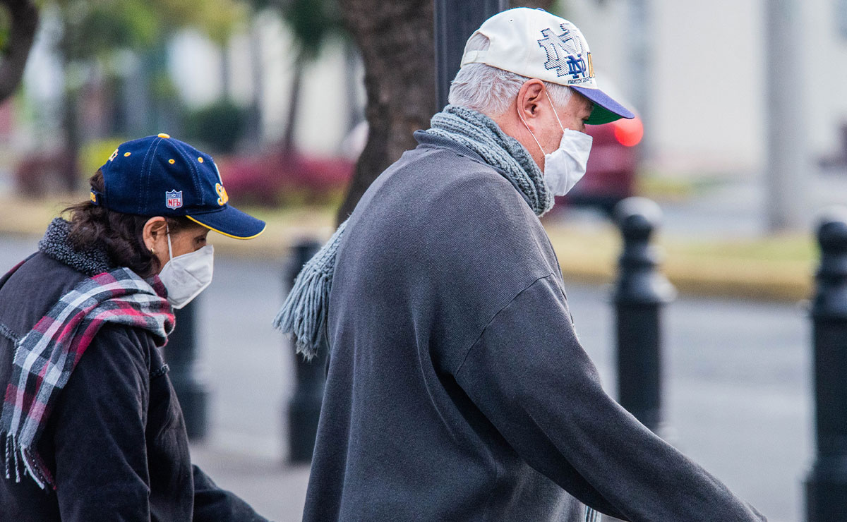 Pareja de viejitos caminando bien abrigados por frío en Edomex
