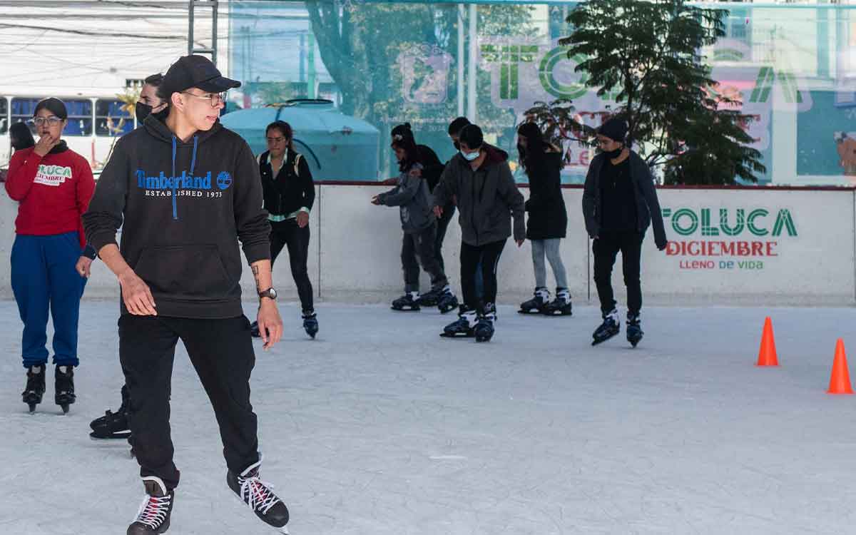 personas disfrutando de la pista de hielo de toluca