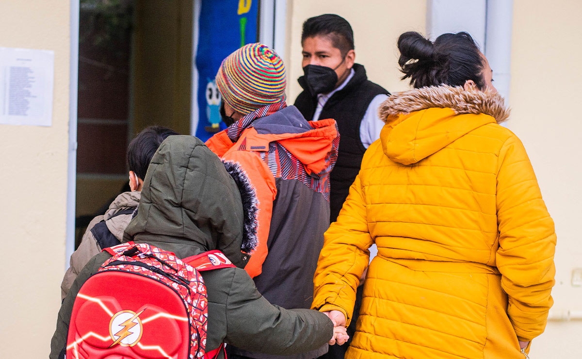Niños y niñas llegando a la escuela con el nuevo horario de la SEP