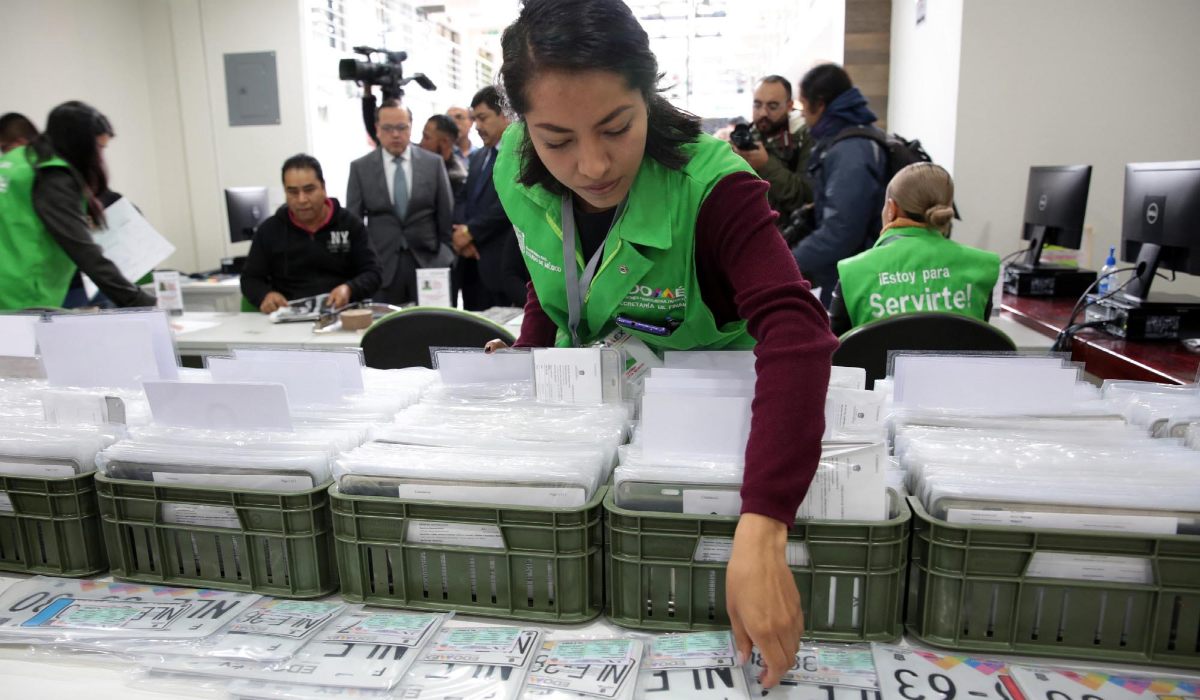 Servidora publica buscando placas