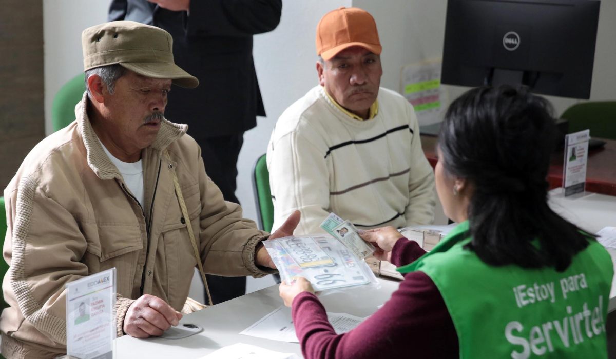 Contribuyentes recibiendo nuevos documentos