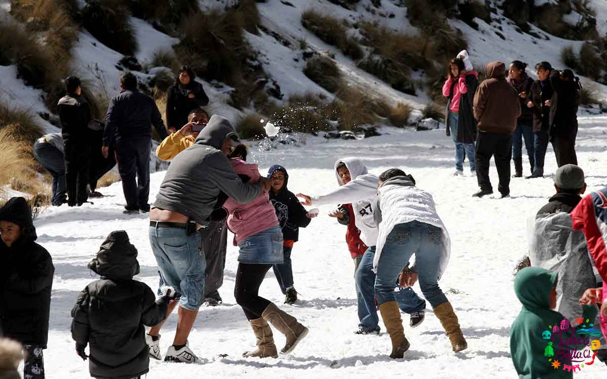 personas visitando y jugando en el nevado de toluca