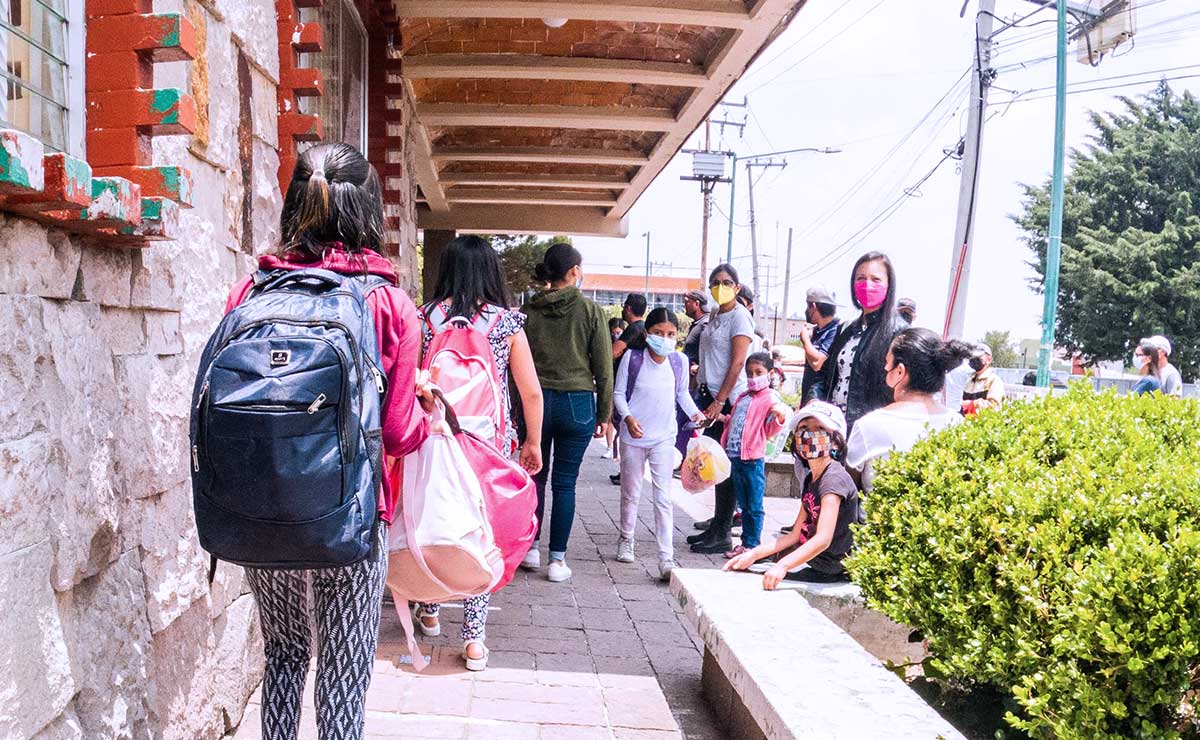 Niños saliendo de clases de educación básica de vacaciones de diciembre 2022