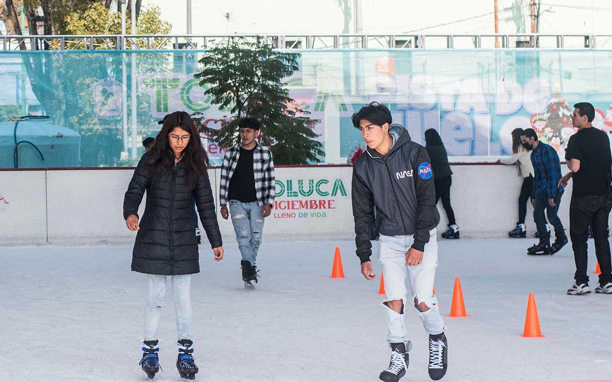 personas patinando en pista de hielo Toluca 2022