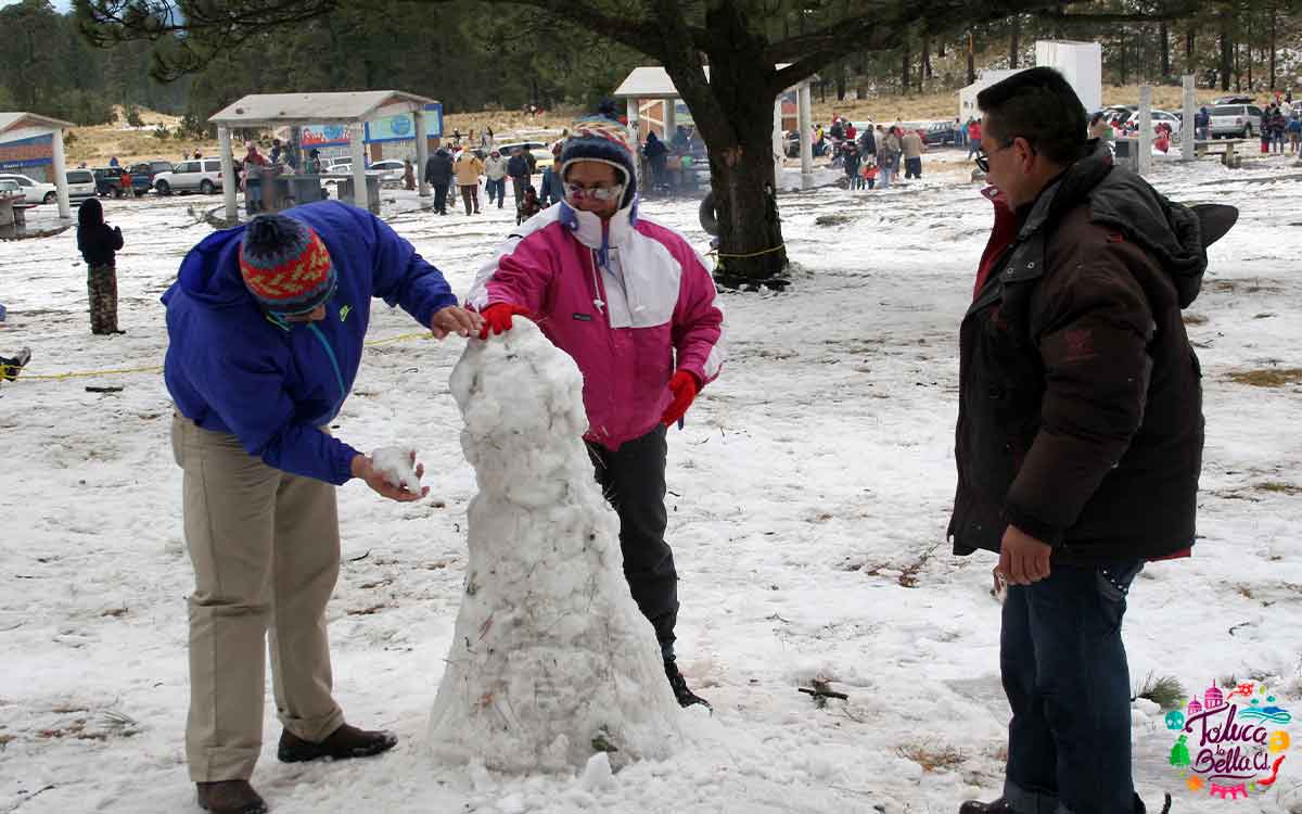 personas divirtiendose en el nevado de toluca