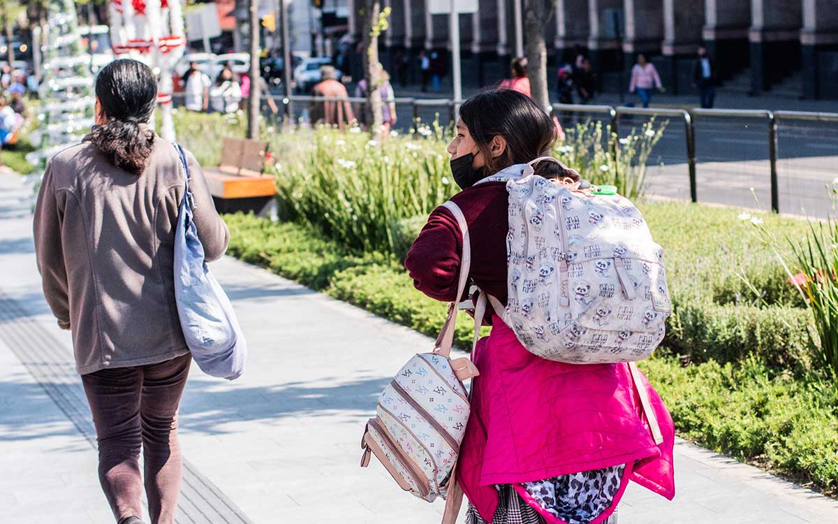 niña con mochila lista para sus vacaciones de invierno 2022 de la sep