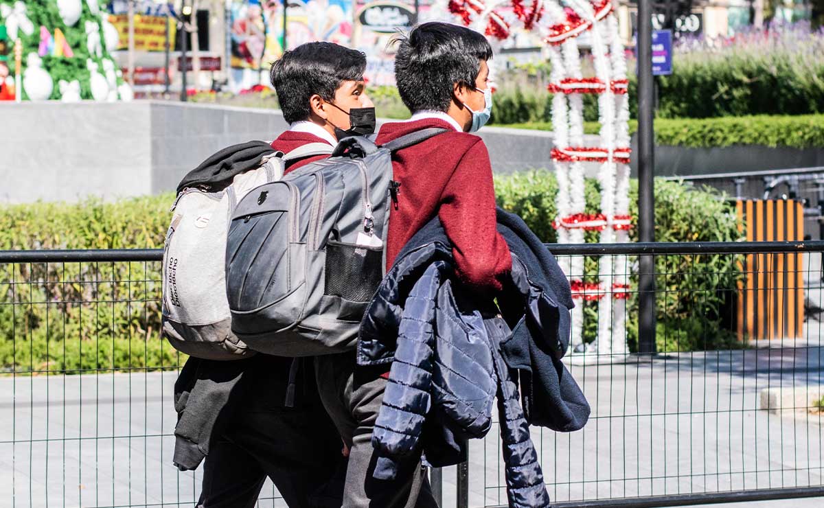 Niños caminando yendo a la escuela
