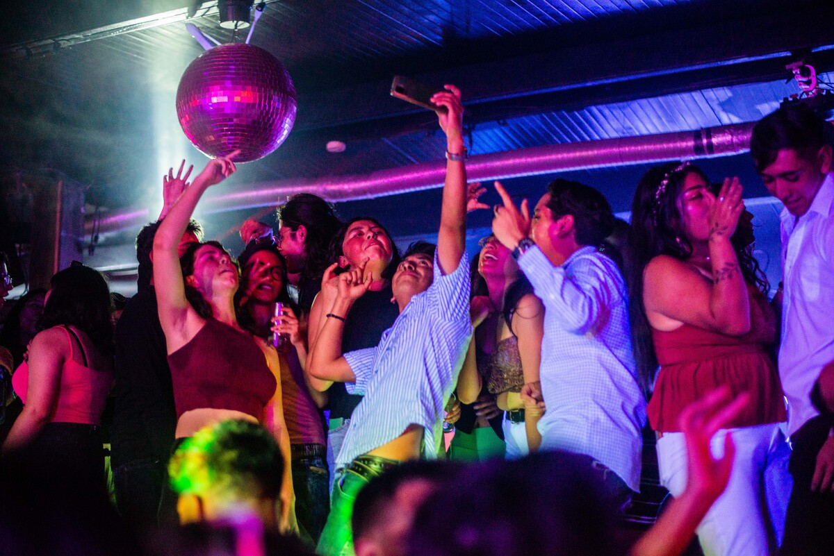 imagen de personas celebrando por tema de donde pasar ano nuevo