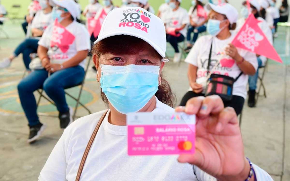 mujer con tarjeta de salario rosa 2023