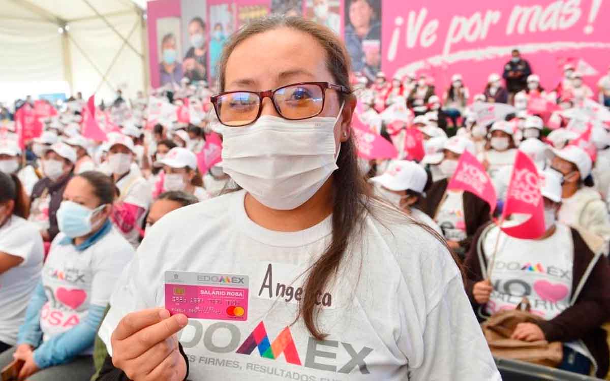 mujer recibiendo su tarjeta rosa para salario rosa 2023