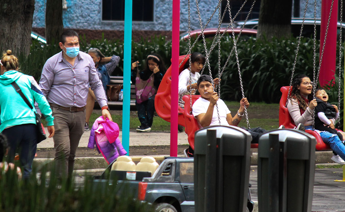 Niños jugando en el parque