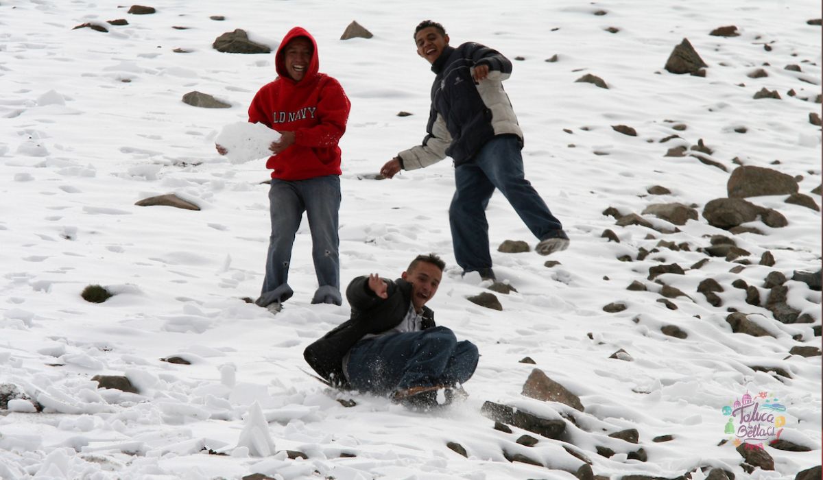 Niños jugando en el Nevado de toluca