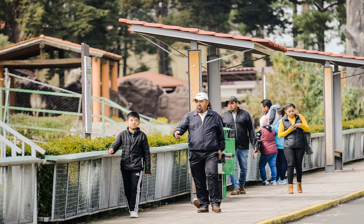 Gente caminando en el Zoológico de Zacango