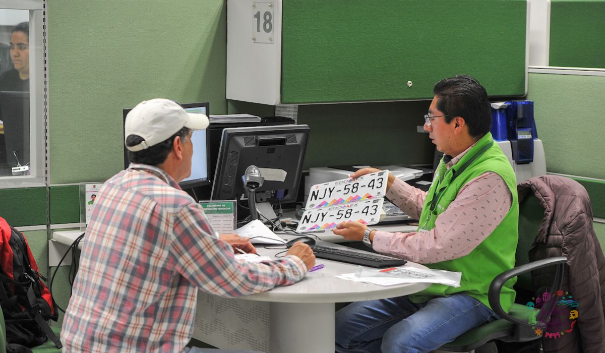 Mexiquense recibiendo sus placas