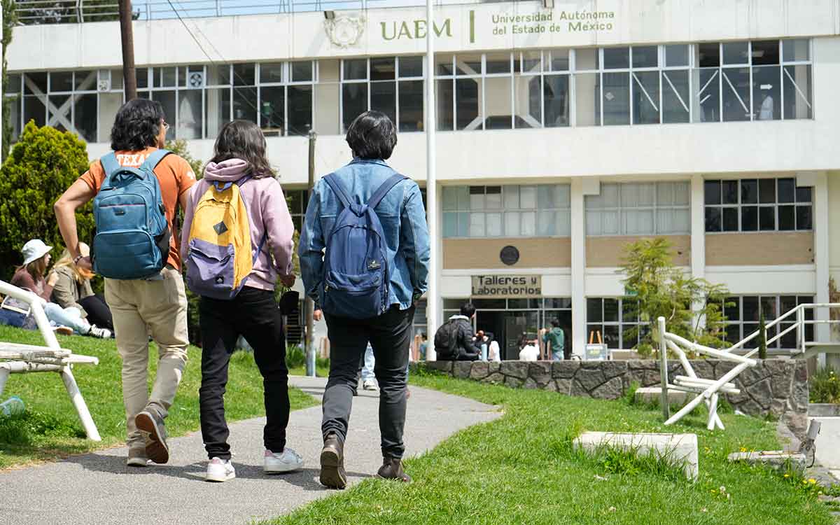 alumnos revisando convocatoria uaemex 2023