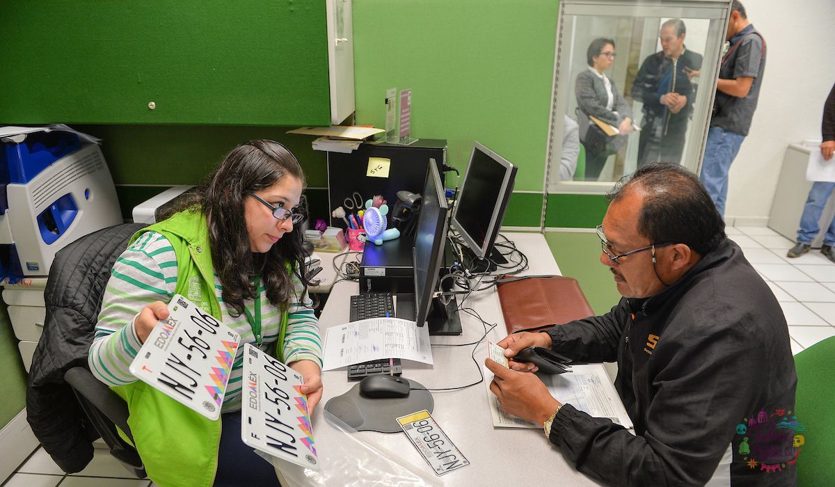 Personas recibiendo sus placas