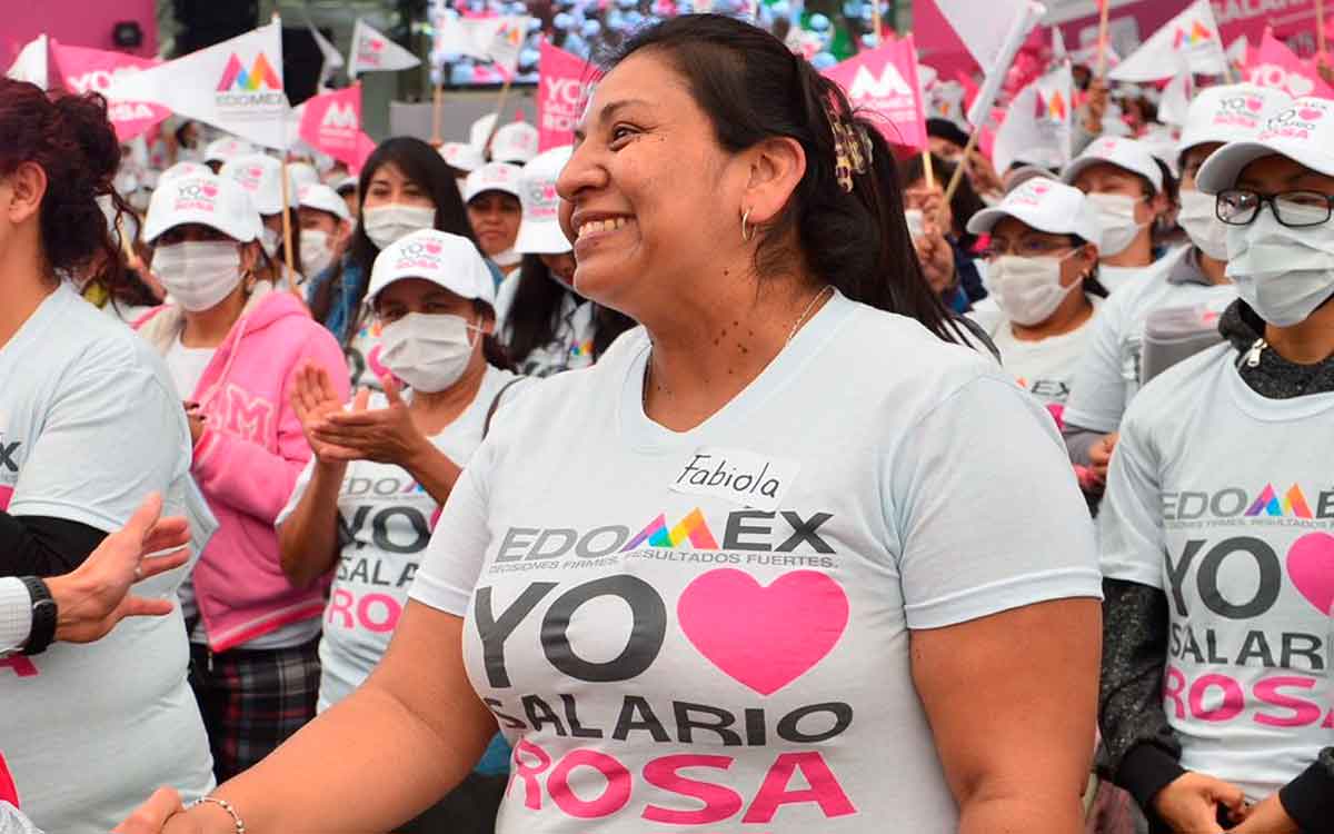 mujer recibiendo tarjeta rosa para salario rosa 2923