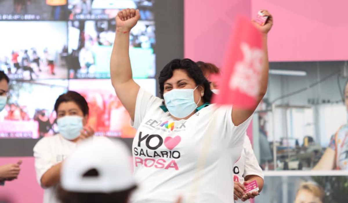 Mujeres recibiendo su apoyo del Salario Rosa 2023