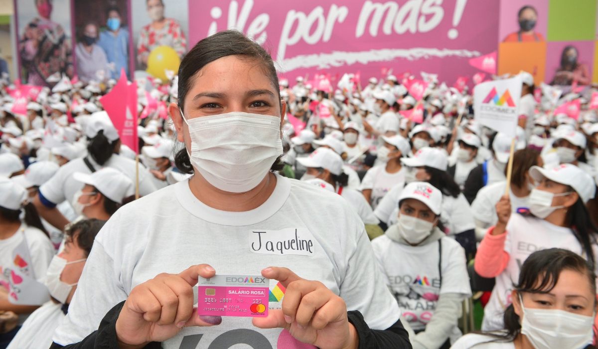 Entrega de la tarjeta del programa salario rosa