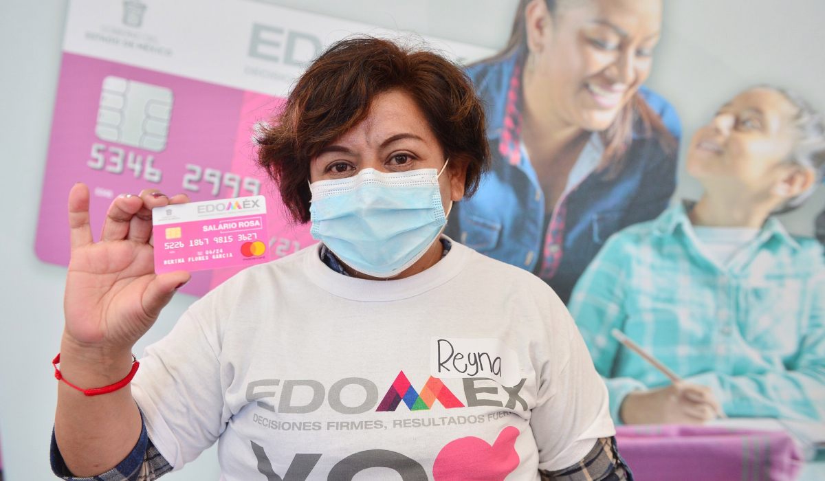 Mexiquense recibiendo su tarjeta del salario rosa