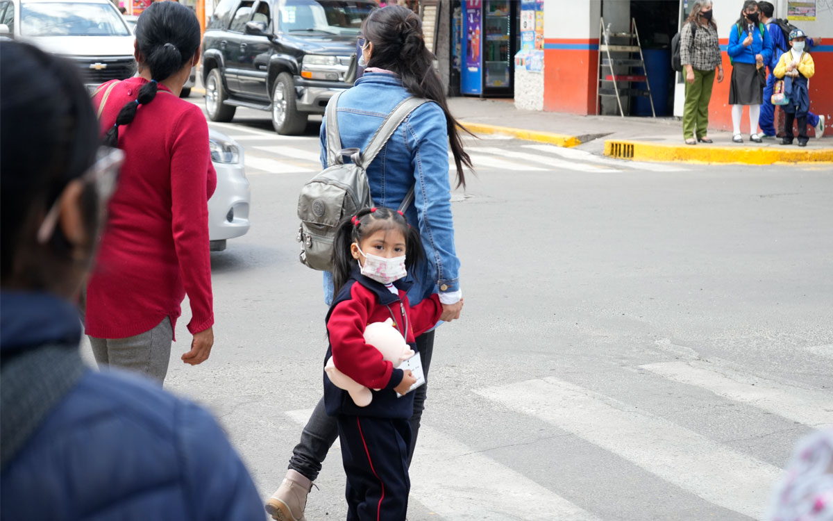niña y mama saliendo de escuela primaria