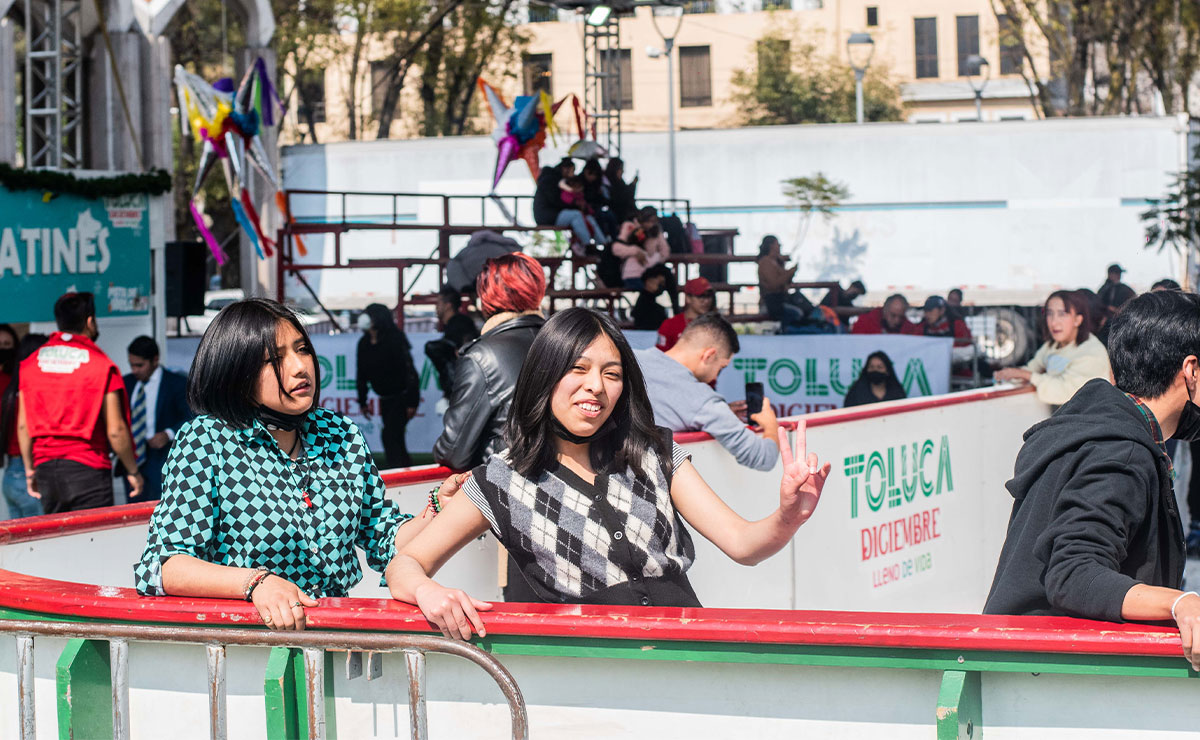 Jóvenes disfrutando la pista de hielo toluca 2022