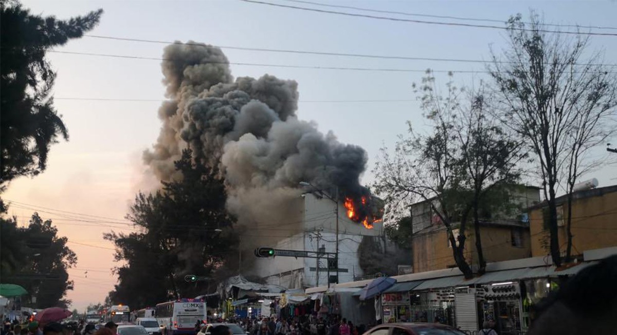 Fábrica se incendia en Tepito