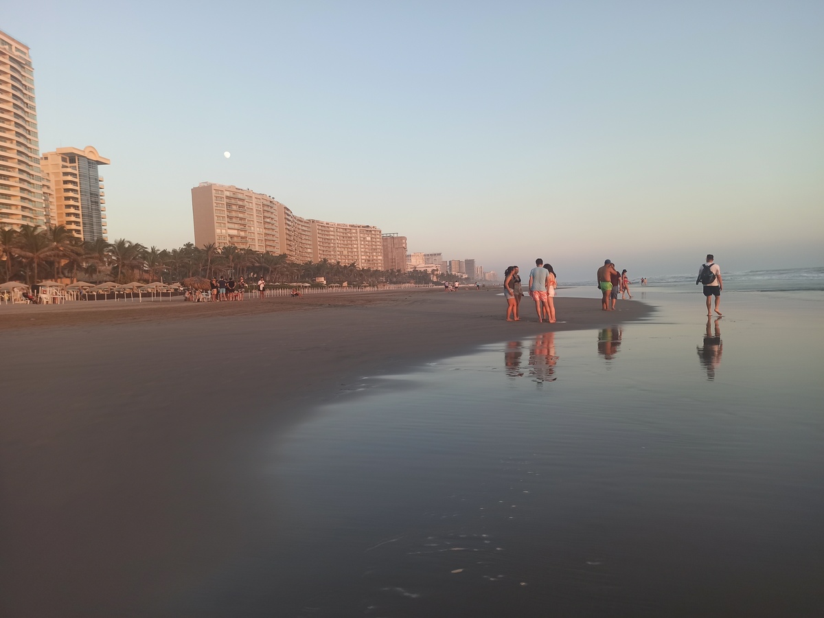 imagen de personas en la playa por las vacaciones dignas