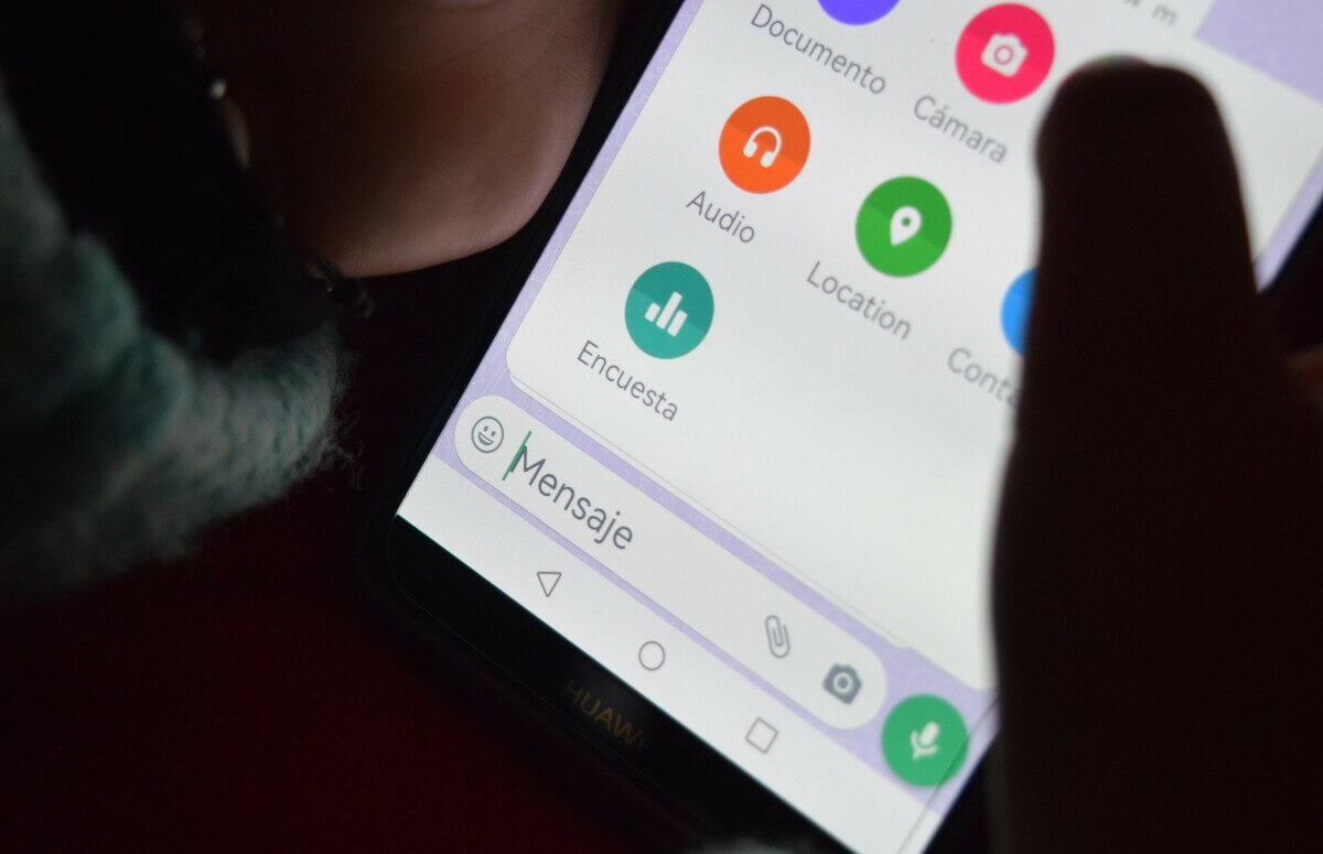 imagen de celular por tema de que whatsapp dejará de funcionar