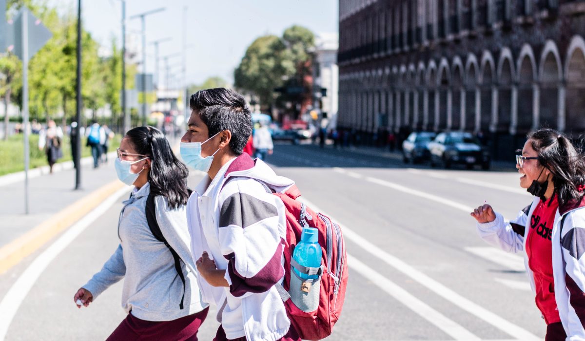 alumnos cruzando la calle por el centro de Toluca