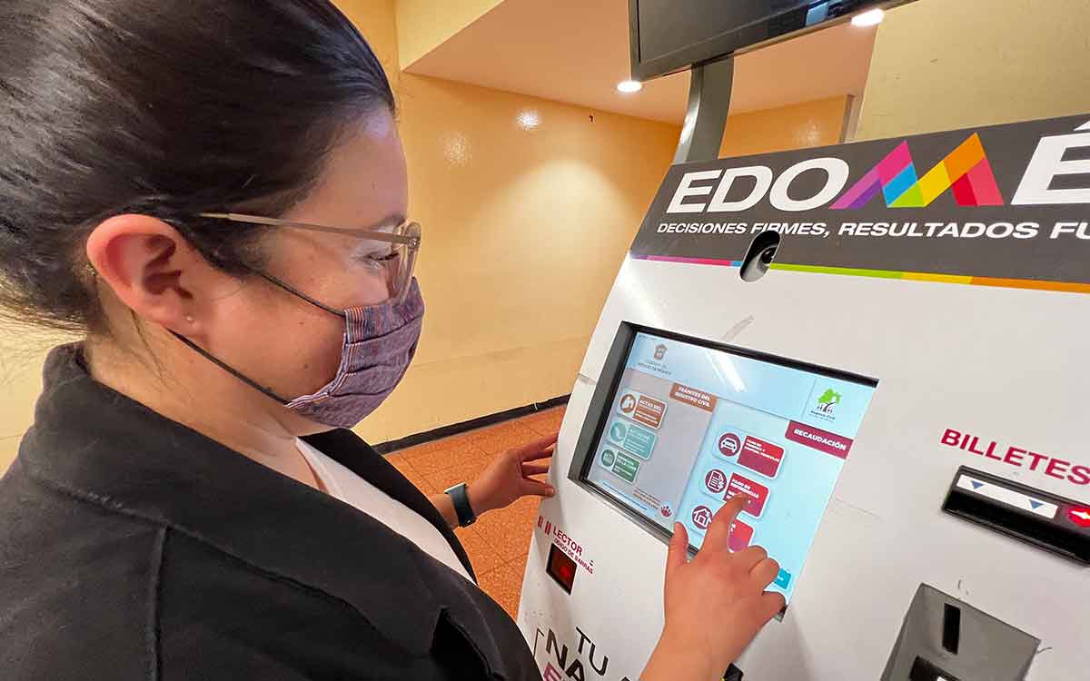 persona usando cajero de actas de nacimiento edomex 2023