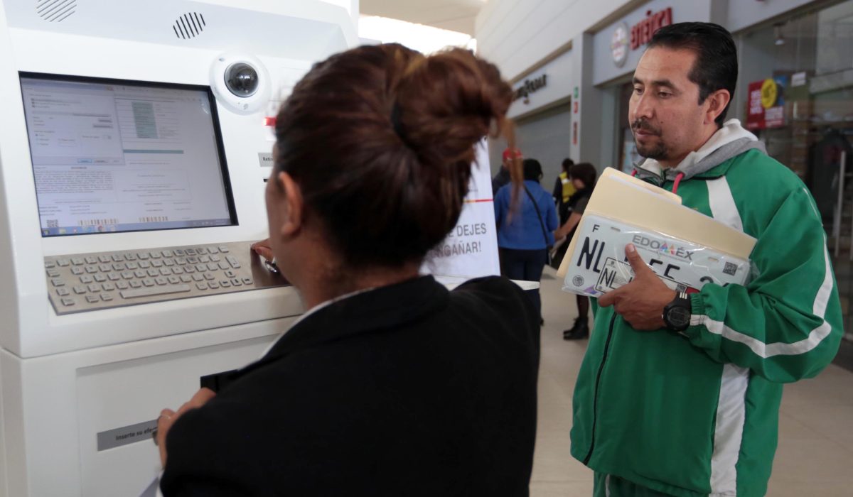 Cajeros para recoger las nuevas placas