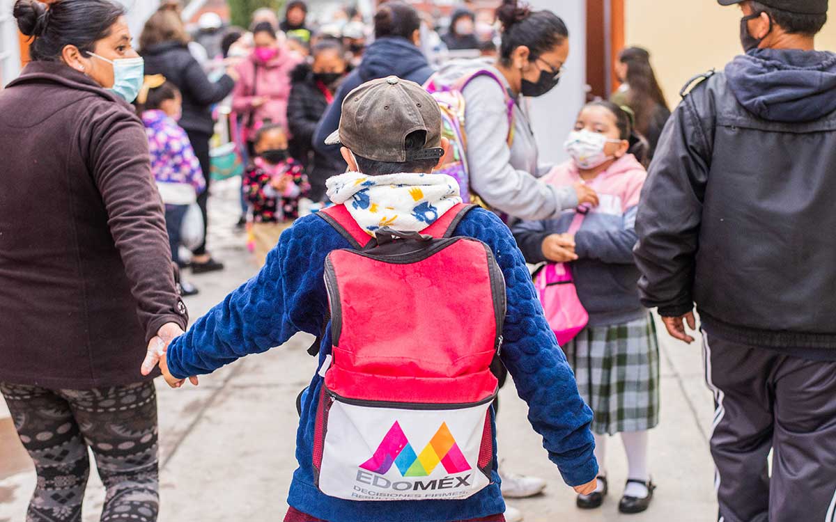 mamá y niño en escuela esperando convocatoria said 2023