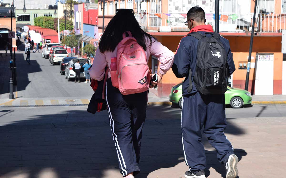 alumnos de regreso a clases esperando puente sep 2023