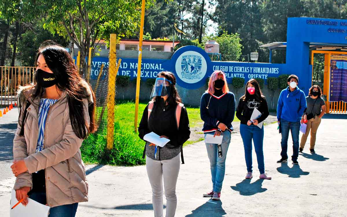 alumnos revisan convocatoria UNAM 2023