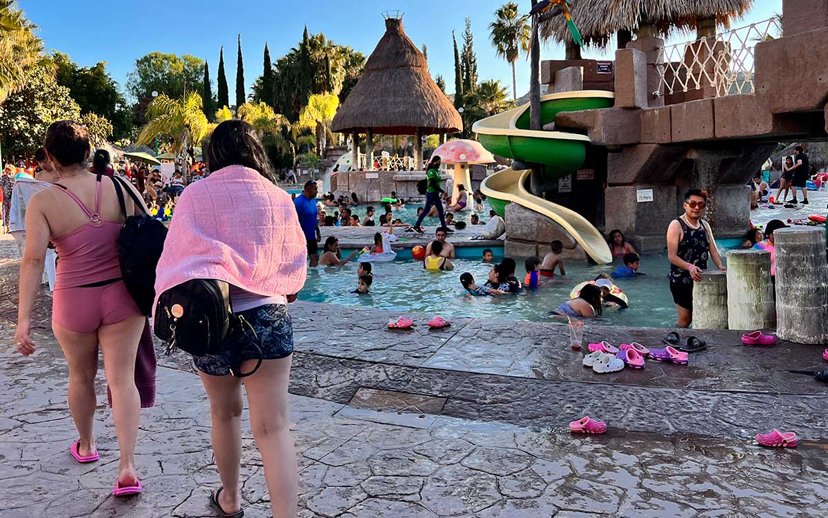 personas disfrutando de vacaciones de semana santa 2023 en balneario