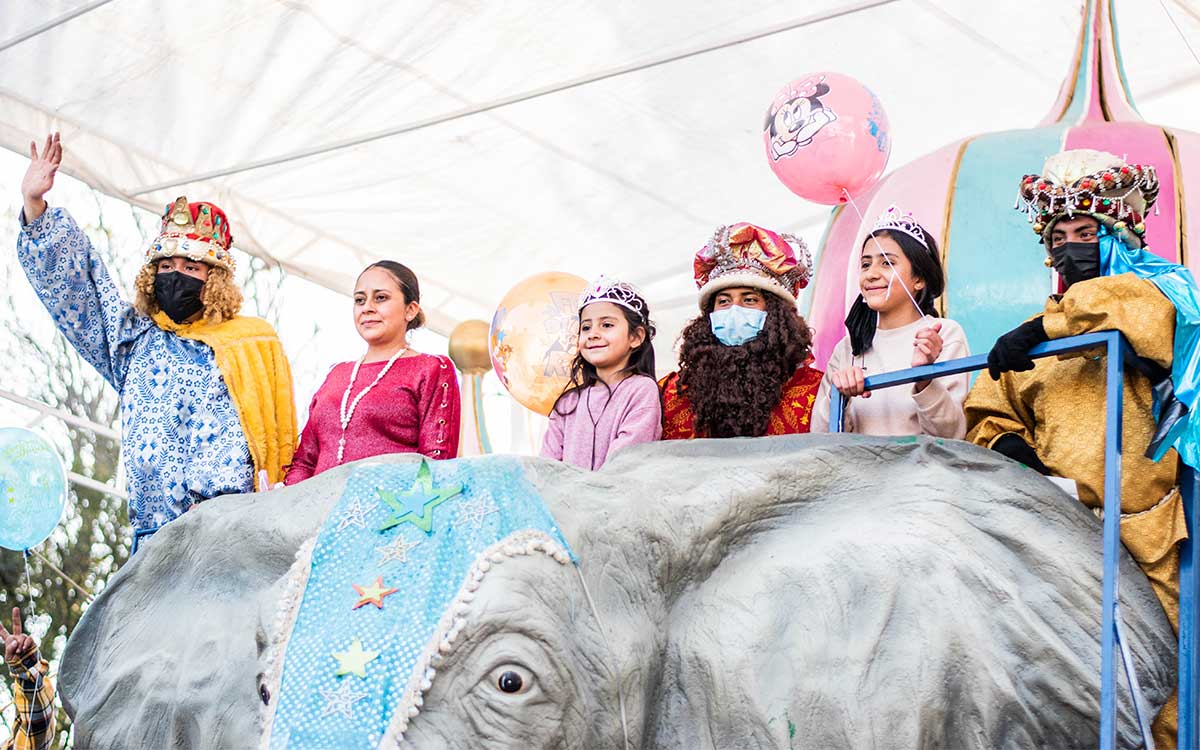reyes magos en metepec con niños