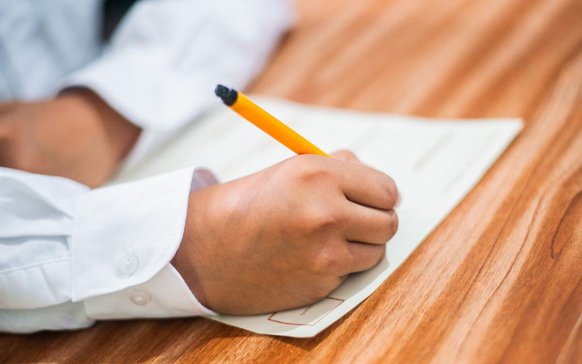 persona llenando solicitud de empleo