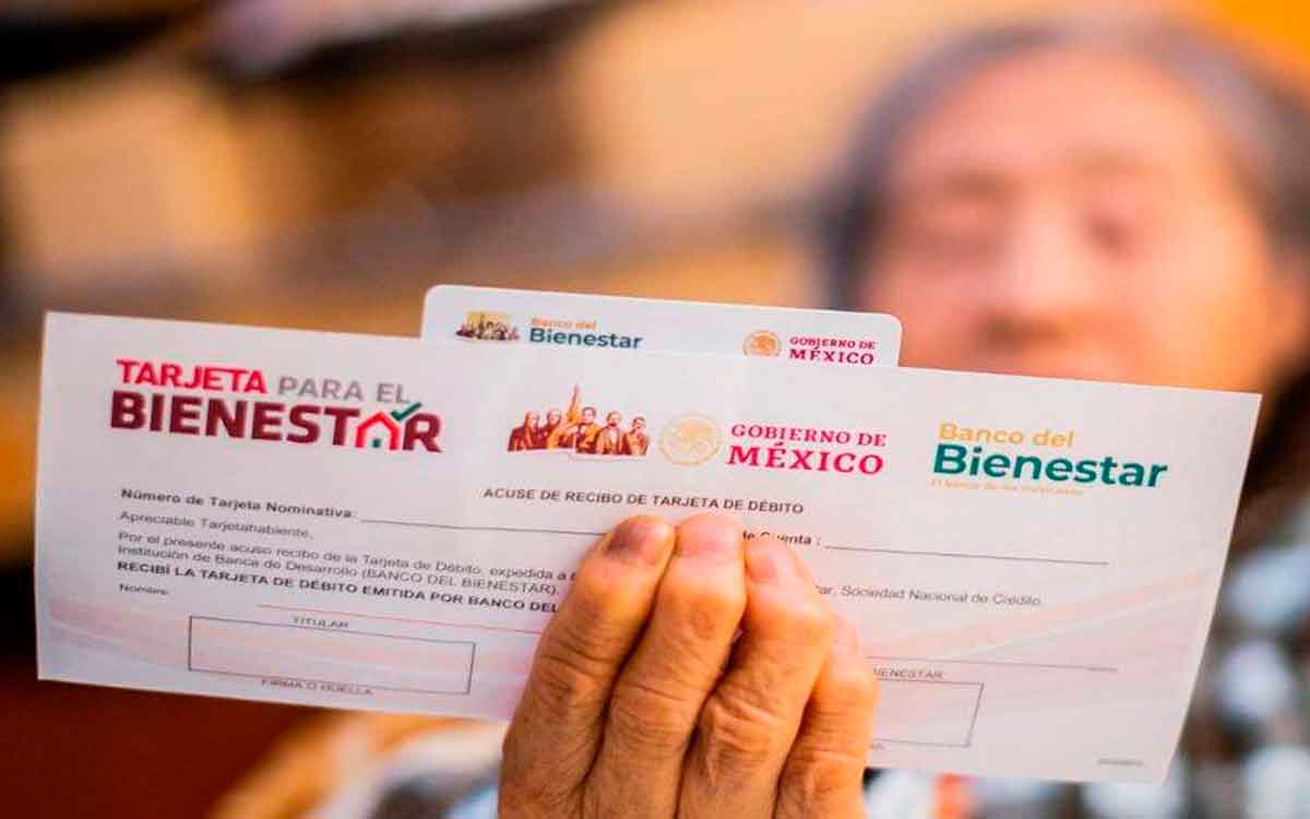 beneficiaria con tarjeta pension bienestar 2023