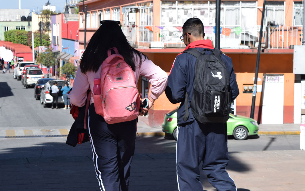 estudiantes de secundaria saliendo de la escuela