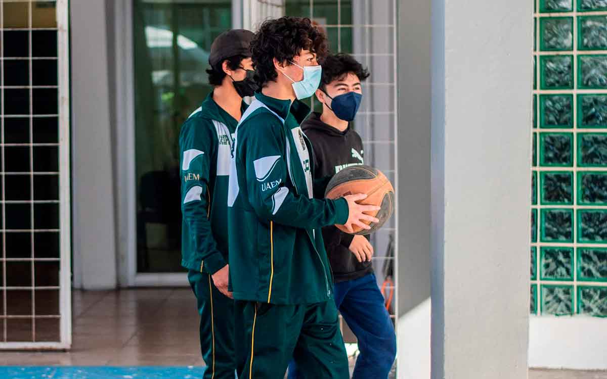 alumnos esperando uaemex 2023