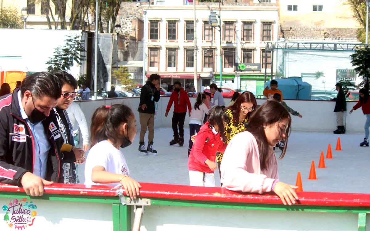 personas divirtiendose en la pista de hielo toluca en 2023