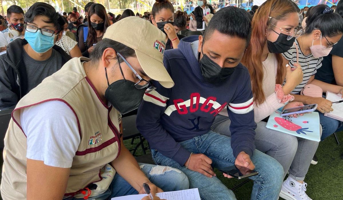 Personal ayudando a darse de alta en la plataforma de Jóvenes Construyendo el Futuro